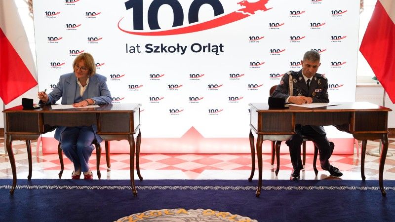 Na zdjęciu znajdują się Ewa Kittel-Prejs, Babcock Country Director Poland oraz generał brygady pilot, rektor - komendant Lotniczej Akademii Wojskowej Krzysztof Cur.