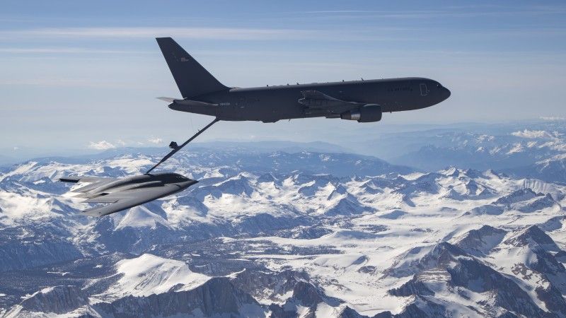 Bombowiec B-2A połączony w powietrzu z samolotem KC-46A