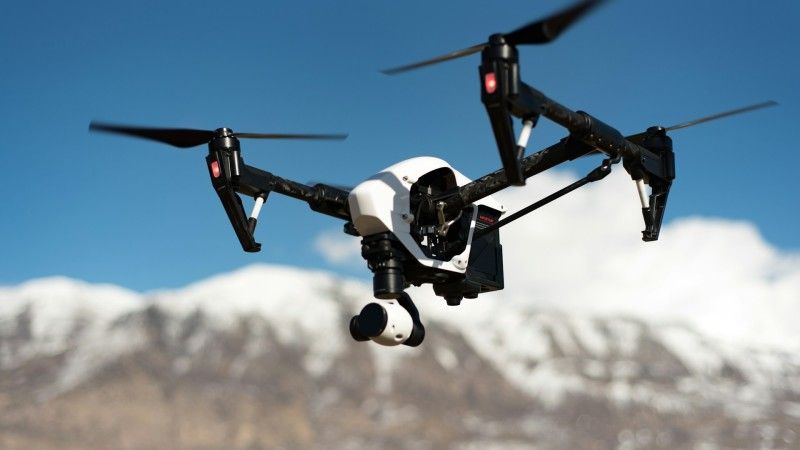 Operatorzy dronów znad Zatoki Gdańskiej informują o coraz częstszych incydentach związanych z utratą kontroli nad urządzeniami i ich rozbiciem. Dlaczego tak się dzieje?
