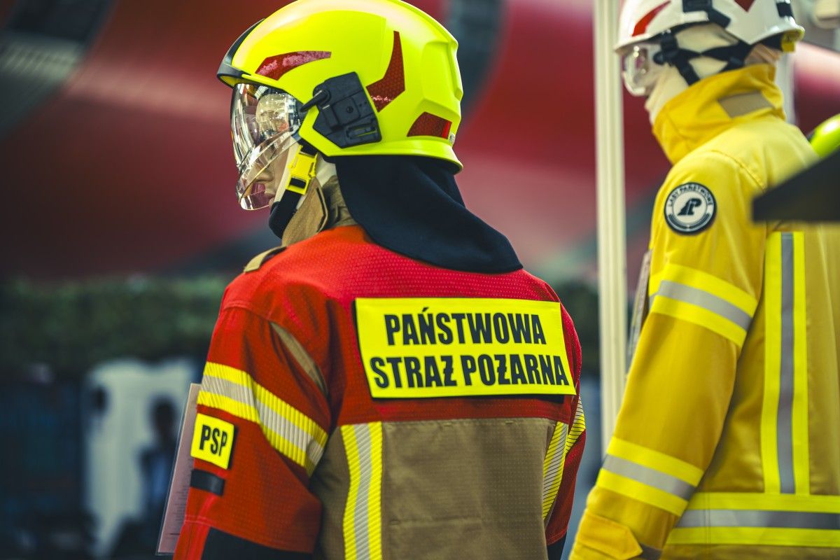 Pożar na poligonie. Strażacy walczą z żywiołem