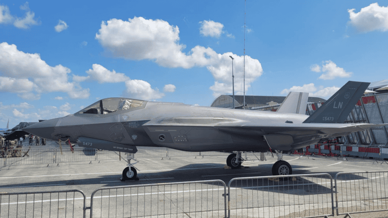 F-35A USAF z bazy Lakenheath w Wielkiej Brytanii na Paris Airshow 2025