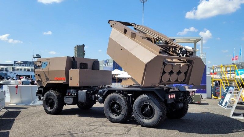 Francuska wieloprowadnicowa wyrzutnia rakiet Foudre pokazana na targach Paris Air Show 2025.