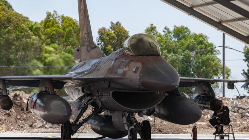 Izraelski F-16C z bombami typu JDAM