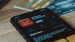 Komisja Europejska opublikowała wstępne ustalenia dotyczące możliwego naruszenia Aktu o usługach cyfrowych przez AliExpress. Chodzi m.in. o kwestię nielegalnych produktów.