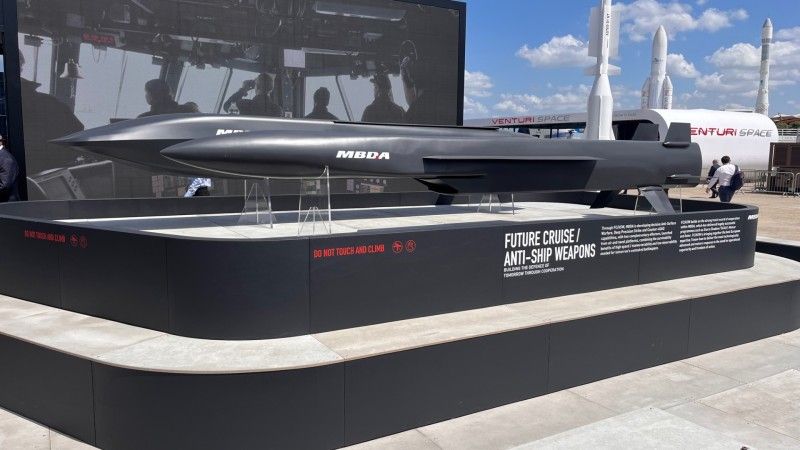Makiety pocisków opracowywanych w ramach francusko-brytyjskiego programu Future Cruise/Anti-Ship Weapon (FC/ASW), mającego na celu zastąpienie pocisków przeciwokrętowych oraz pocisków manewrujących Storm Shadow/SCALP.