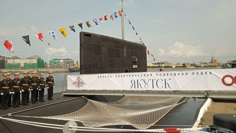Uroczystość podniesienia bandery na okręcie podwodnym Jakutsk.