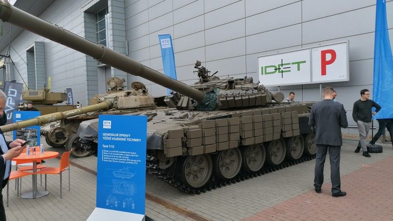 Czołg T-72M1 po remoncie i modyfikacji przeprowadzonej przez czeskie przedsiębiorstwo STV Group pokazany na targach IDET 2025.