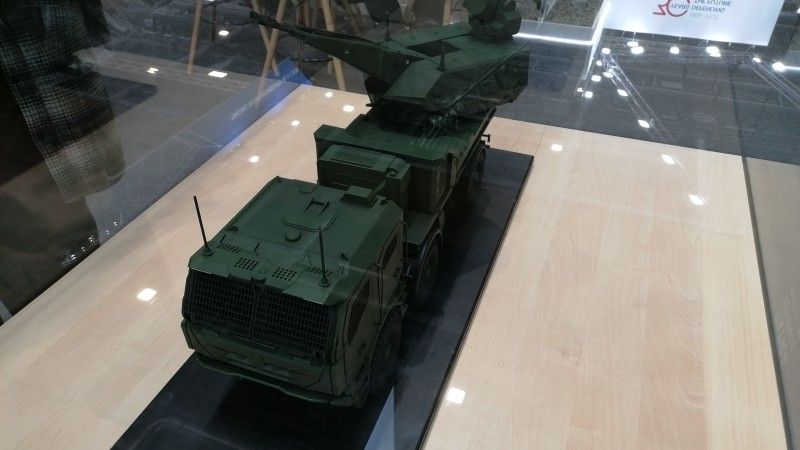 Model systemu przeciwlotniczego Korkut posadowiony na czeskim samochodzie ciężarowym Tatra Force 6x6. Pokazany został na stoisku firmy Excalibur International podczas targów IDET 2025.