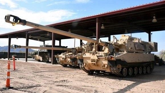 Dwa prototypy amerykańskiej armatohaubicy samobieżnej XM1299 ERCA na poligonie Yuma Proving Ground. Na trzecim planie znajduje się niemiecka ahs Panzerhaubitze 2000.