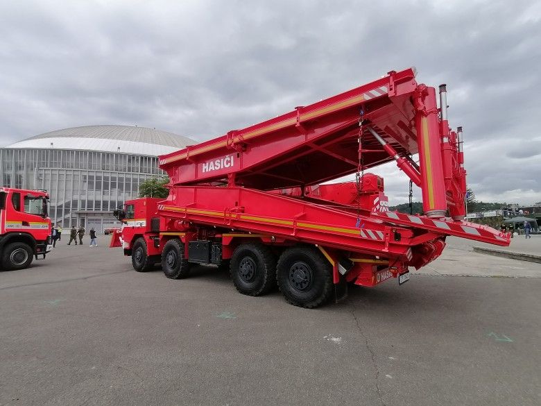 Należący do Czeskiej Straży Pożarnej most towarzyszący AM-70 EX posadowiony na podwoziu samochodu ciężarowego T815-7TDR41.331 8x8.1R pokazany na targach IDET 2025.