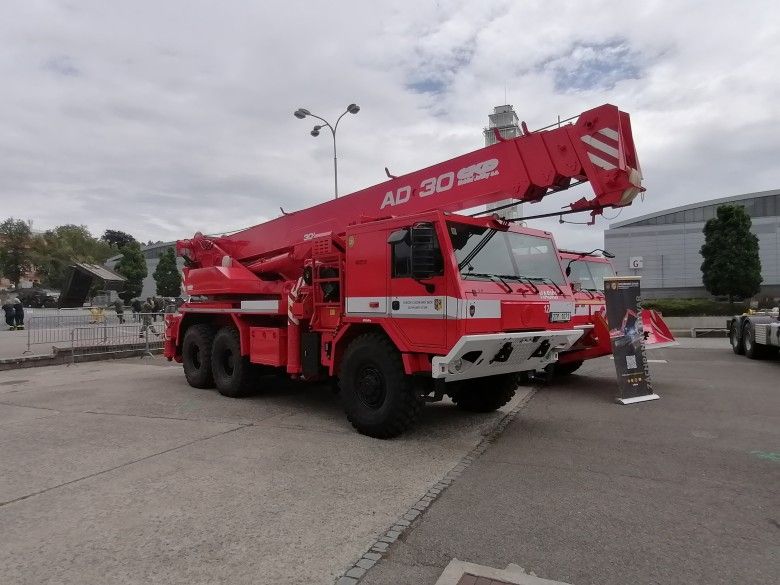 Mobilny dźwig AD 30 należący do Straży Pożarnej Republiki Czeskiej pokazany podczas targów IDET 2025. Został on posadowiony na podwoziu samochodu ciężarowego Tatra Force/815-7 6x6.