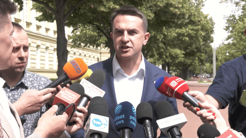 Rzecznik rządu podczas konferencji prasowej
