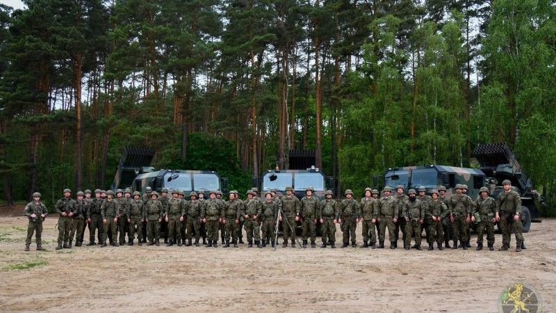 Rezerwiści podczas szkolenia na wieloprowadnicowych wyrzutniach rakiet WR-40 Langusta.