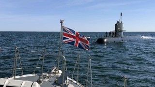 Brytyjski patrolowiec HMS „Dasher” podchodzi do wynurzonego szwedzkiego okrętu podwodnego HMS „Södermanland” w czasie ćwiczeń BALTOPS 25, czerwiec 2025 roku.