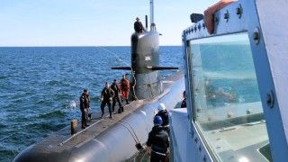 Załoga brytyjskiego patrolowca HMS „Dasher” przygotowuje się do przeniesienia krytycznego środka zaopatrzenia na szwedzki okręt podwodny HMS „Södermanland” podczas ćwiczeń BALTOPS 25, czerwiec 2025 roku.