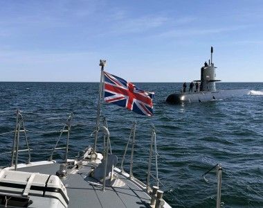 Brytyjski patrolowiec HMS „Dasher” podchodzi do wynurzonego szwedzkiego okrętu podwodnego HMS „Södermanland” w czasie ćwiczeń BALTOPS 25, czerwiec 2025 roku.