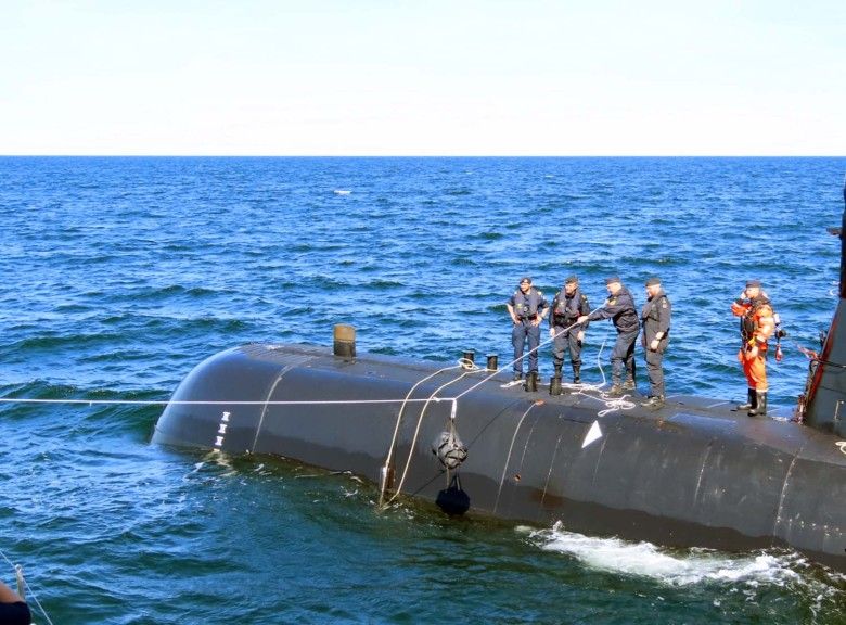 Transfer ładunku bezcennej kawy w wodoszczelnym worku z brytyjskiego patrolowca HMS „Dasher” na szwedzki okręt podwodny HMS „Södermanland” podczas ćwiczeń BALTOPS 25, czerwiec 2025 roku.