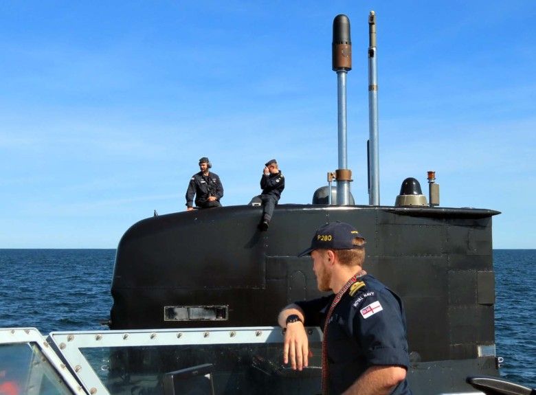 Załoga brytyjskiego patrolowca HMS „Dasher” przygotowuje się do przeniesienia krytycznego środka zaopatrzenia na szwedzki okręt podwodny HMS „Södermanland” podczas ćwiczeń BALTOPS 25, czerwiec 2025 roku.