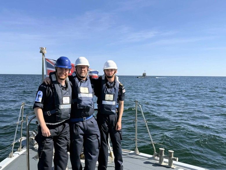 Załoga brytyjskiego patrolowca HMS „Dasher” przed rozpoczęciem „akcji ratunkowej” na szwedzkim okręcie podwodnym HMS „Södermanland” podczas ćwiczeń BALTOPS 25, czerwiec 2025 roku.