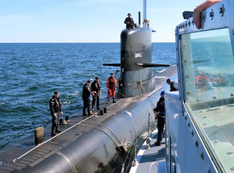 Załoga brytyjskiego patrolowca HMS „Dasher” przygotowuje się do przeniesienia krytycznego środka zaopatrzenia na szwedzki okręt podwodny HMS „Södermanland” podczas ćwiczeń BALTOPS 25, czerwiec 2025 roku.