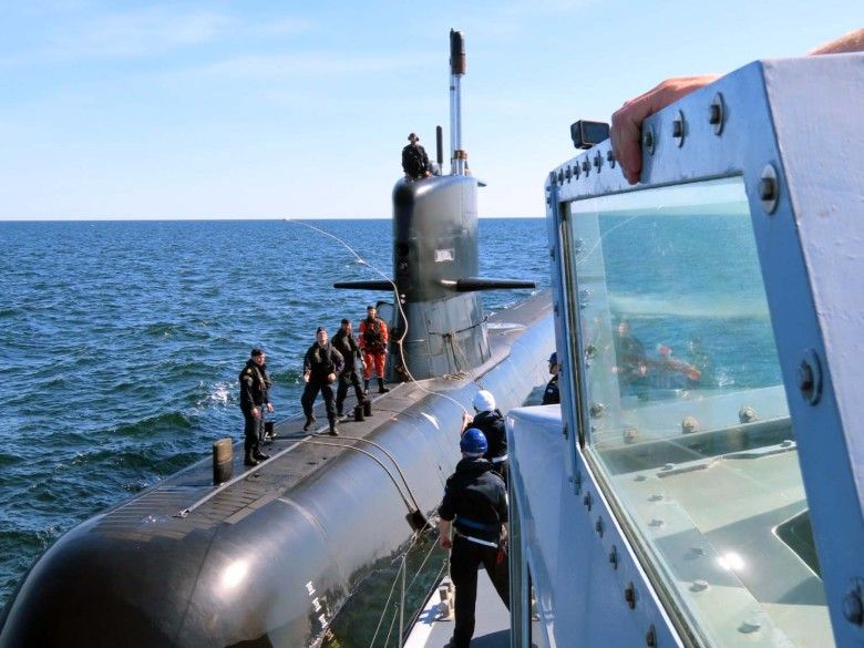 Załoga brytyjskiego patrolowca HMS „Dasher” przygotowuje się do przeniesienia krytycznego środka zaopatrzenia na szwedzki okręt podwodny HMS „Södermanland” podczas ćwiczeń BALTOPS 25, czerwiec 2025 roku.