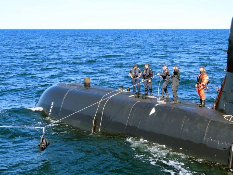 Transfer ładunku bezcennej kawy w wodoszczelnym worku z brytyjskiego patrolowca HMS „Dasher” na szwedzki okręt podwodny HMS „Södermanland” podczas ćwiczeń BALTOPS 25, czerwiec 2025 roku.