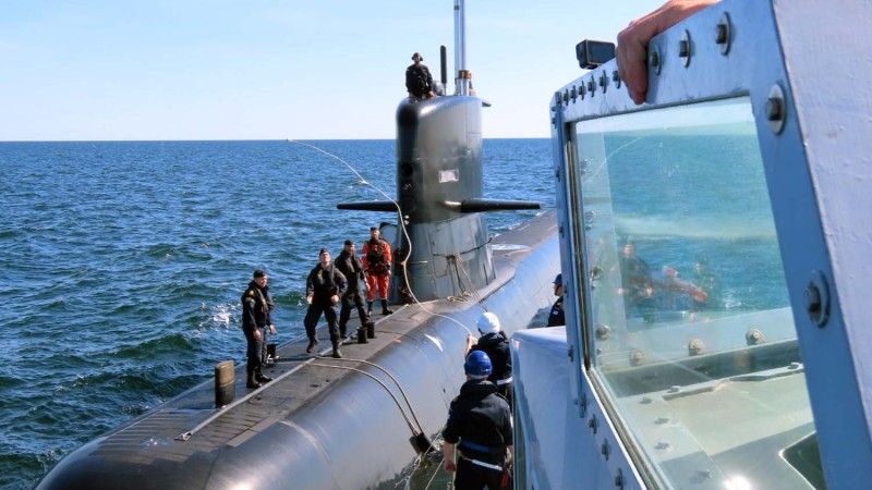 Załoga brytyjskiego patrolowca HMS „Dasher” przygotowuje się do przeniesienia krytycznego środka zaopatrzenia na szwedzki okręt podwodny HMS „Södermanland” podczas ćwiczeń BALTOPS 25, czerwiec 2025 roku.