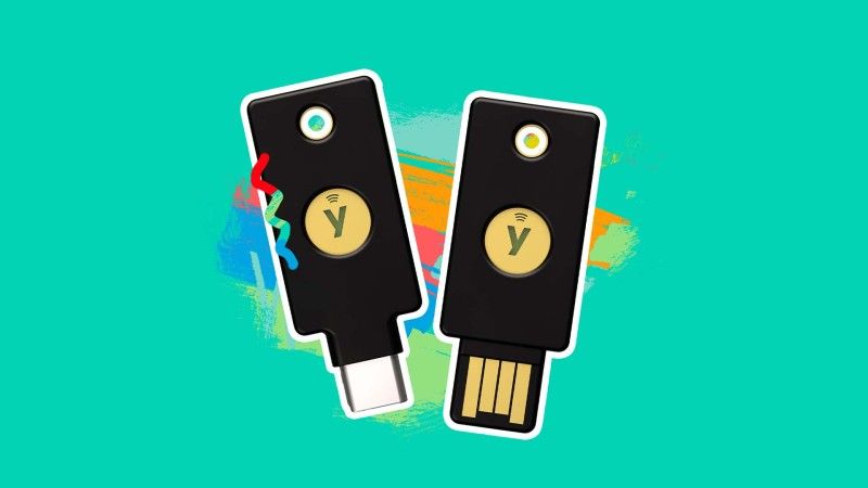 Klucz sprzętowy to niewielkie urządzenie, które wygląda jak pendrive. Nie służy jednak do zapisywania plików - jego zadanie to zabezpieczanie logowania do różnych stron internetowych.