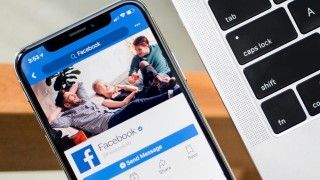 W przeciągu kilkudziesięciu godzin zbanowano wiele grup na Facebooku. Meta tłumaczy, że przyczyną był błąd techniczny, jednak użytkownicy podejrzewają coś innego.