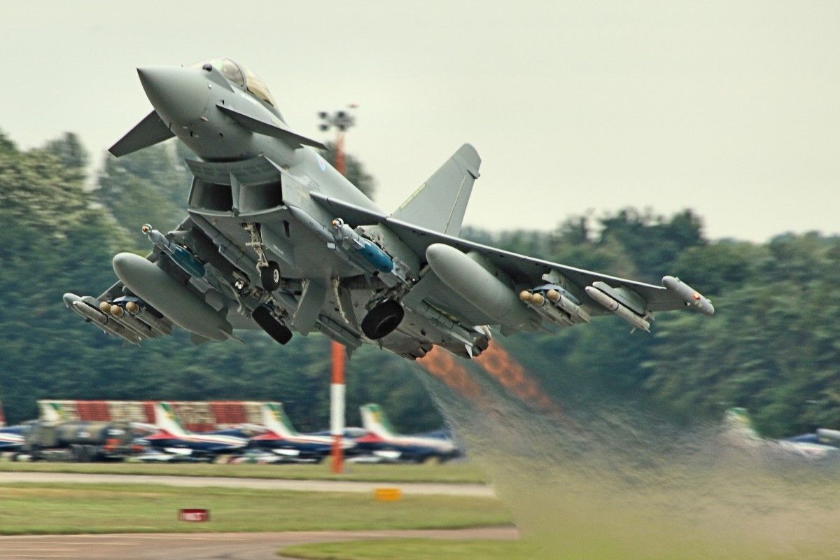 Pięciu podejrzanych o przygotowanie zamachu na RAF Fairford zwolnionych za kaucją. Śledztwo przez cały czas trwa