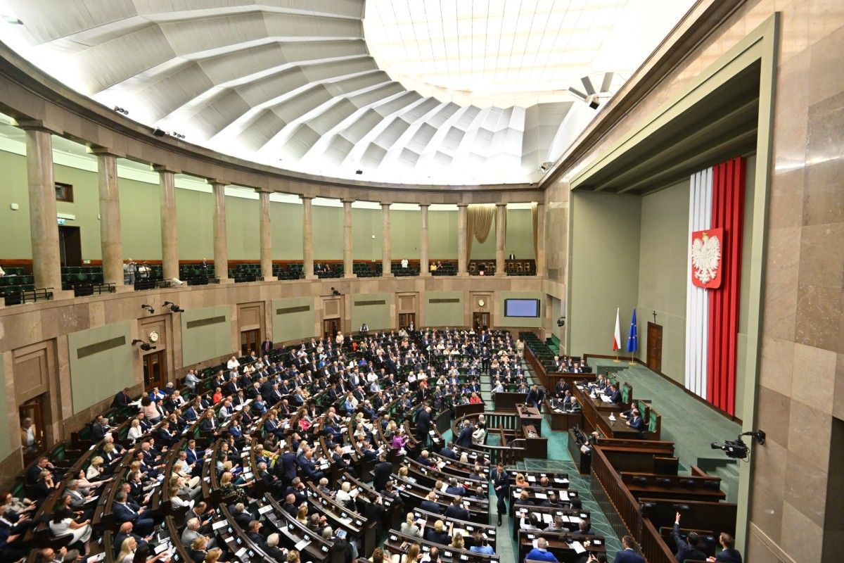 Jakie podwyżki i ile pieniędzy na służby? Sejm przyjął budżet na 2026 rok