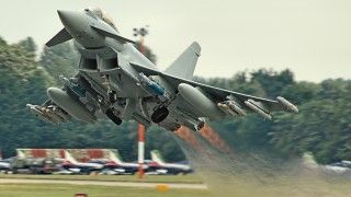 Start wielozadaniowego samolotu bojowego Eurofighter Typhoon.