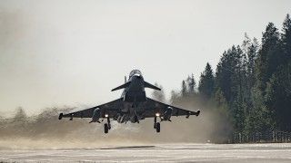 Niemiecki Eurofighter Typhoon podchodzi do lądowania na drogowym odcinku lotniskowym w Finlandii.