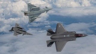 Brytyjski Eurofighter Typhoon, francuski Dassault Rafale i amerykański Lockheed Martin F-35 we wspólnym przelocie nad Francją.