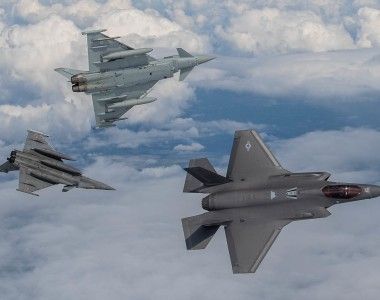 Brytyjski Eurofighter Typhoon, francuski Dassault Rafale i amerykański Lockheed Martin F-35 we wspólnym przelocie nad Francją.