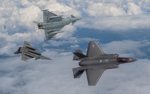 Brytyjski Eurofighter Typhoon, francuski Dassault Rafale i amerykański Lockheed Martin F-35 we wspólnym przelocie nad Francją.