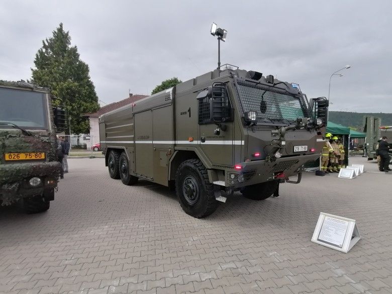 Ciężki samochód ratowniczo-gaśniczy CAS 30/8000/480-S3VH pokazany na targach IDET 2025. Jest on na wyposażeniu Wojskowej Straży Pożarnej Republiki Czeskiej.