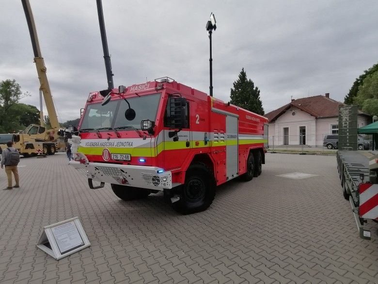 Ciężki samochód ratowniczo-gaśniczy CAS 30/9000/540-53VH pokazany na targach IDET 2025. Jest on na wyposażeniu Wojskowej Straży Pożarnej Republiki Czeskiej.