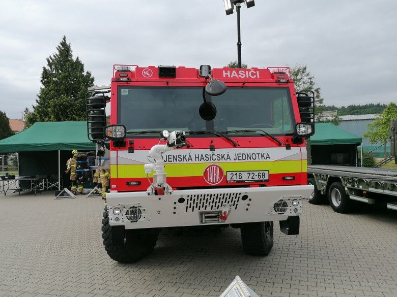 Ciężki samochód ratowniczo-gaśniczy CAS 30/9000/540-53VH pokazany na targach IDET 2025. Jest on na wyposażeniu Wojskowej Straży Pożarnej Republiki Czeskiej.