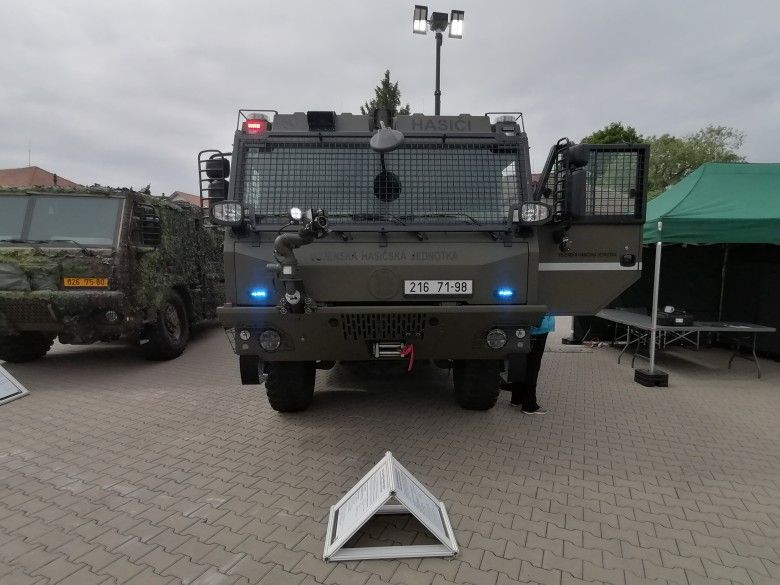 Ciężki samochód ratowniczo-gaśniczy CAS 30/8000/480-S3VH pokazany na targach IDET 2025. Jest on na wyposażeniu Wojskowej Straży Pożarnej Republiki Czeskiej.