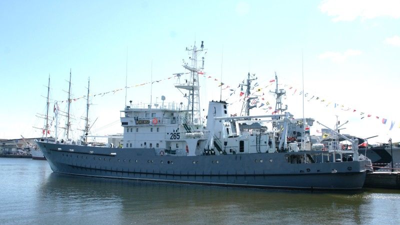 Okręt hydrograficzny ORP Heweliusz (265) przy Nabrzeżu Prezydenta w Gdyni.