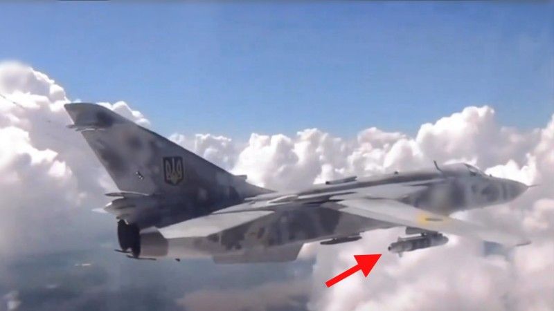 Su-24 z podwieszonym modułem