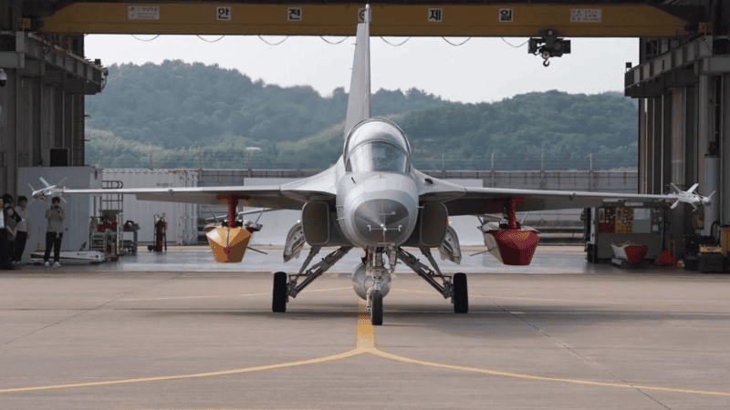 FA-50 w czasie testu z pociskiem manewrującym