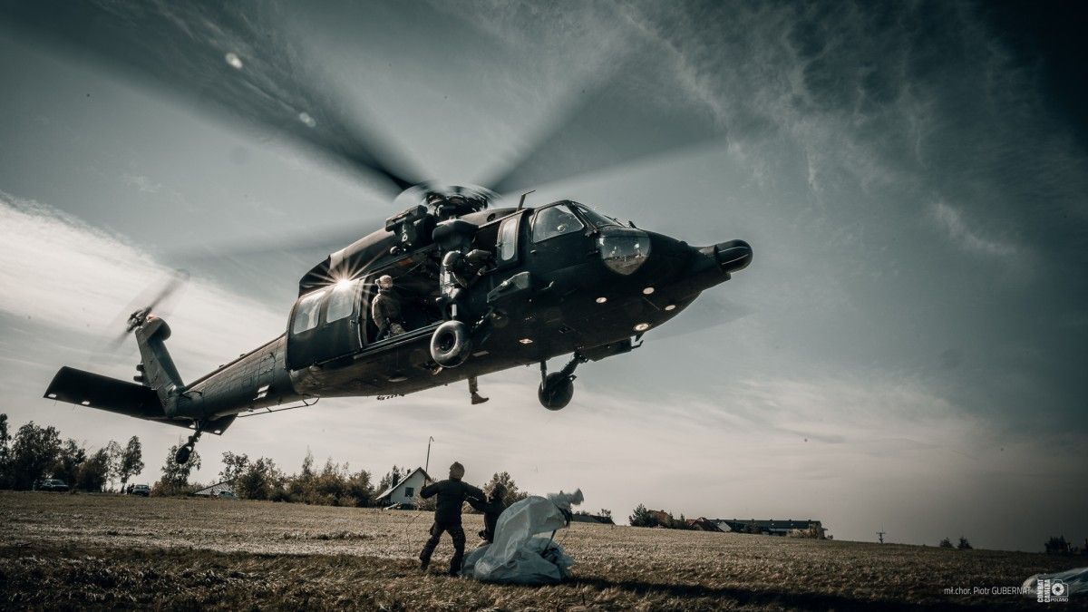 Szkolenia specjalsów na Black Hawki. realizowane są negocjacje