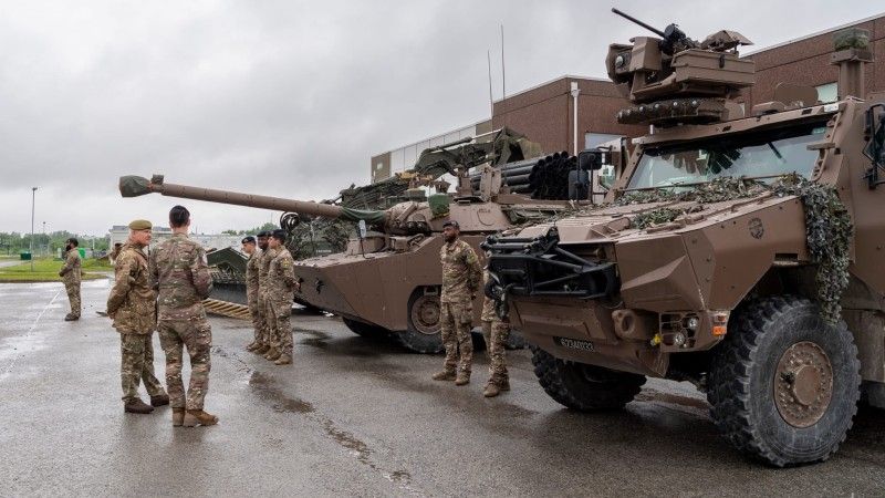 Francuski oddział operujący w ramach NATO Battlegroup Estonia. Widoczne pojazdy to transporter opancerzony VBMR Griffon oraz kołowy bojowy wóz rozpoznawczy AMX-10RCR.