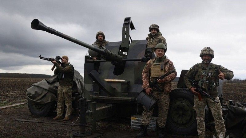 Ukraińska armata przeciwlotnicza Bofors L70 kal. 40 mm wraz z obsługą.
