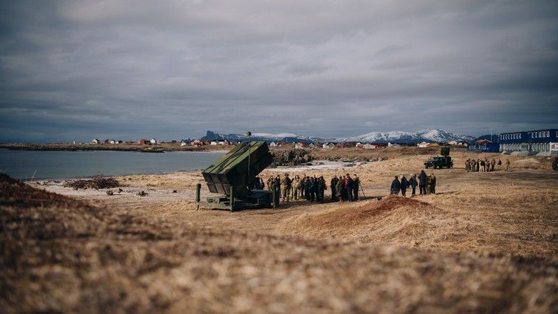 Wyrzutnia pocisków wchodząca w skład norweskiego systemu NASAMS podczas ćwiczeń Formidable Shield 2025.
