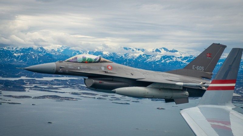 Duńskie myśliwce F-16AM podczas lotu nad Grenlandią.