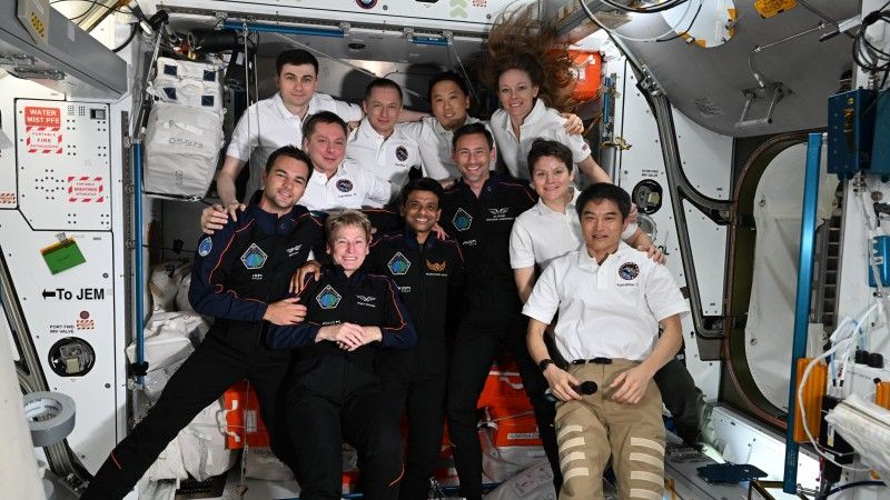 Astronauci  misji Ax-4 powitani przez obecnie stacjonującą załogę na ISS.