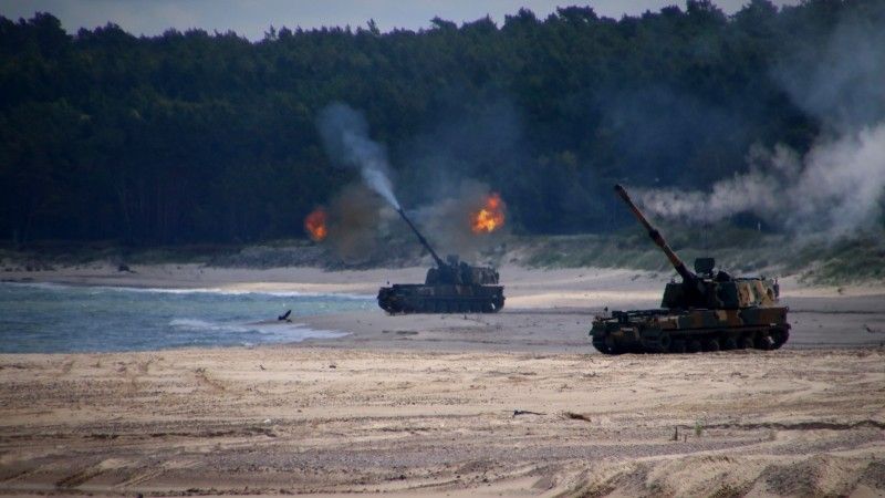 Armatohaubice K9A1 należące do 1. Mazurskiej Brygady Artylerii podczas strzelania na terenie na Centralnego Poligonu Sił Powietrznych w Ustce.